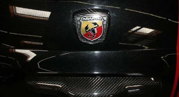 Koshi Carbon Cover Emblem Heck rot für Fiat 500 + Fiat 500 Abarth