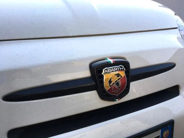 Koshi Carbon Emblemcover vorne Italy für Fiat 500 + 595 Abarth