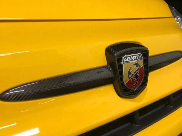 Koshi Carbon Emblemcover vorne für Fiat 500 + 595 Abarth